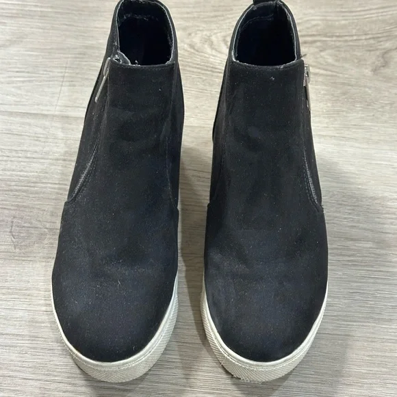 Steve MaddenTaylor Black Suede Bootie Sneaker Side Zippers Size 4 - Picture 3 of 8